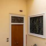 Salendo i gradini superiamo il primo ballatoio, dove incrociamo porte e finestre ornate da raffinate grate, per raggiungere l�ultimo piano della villa, dove si trova l�abitazione del proprietario